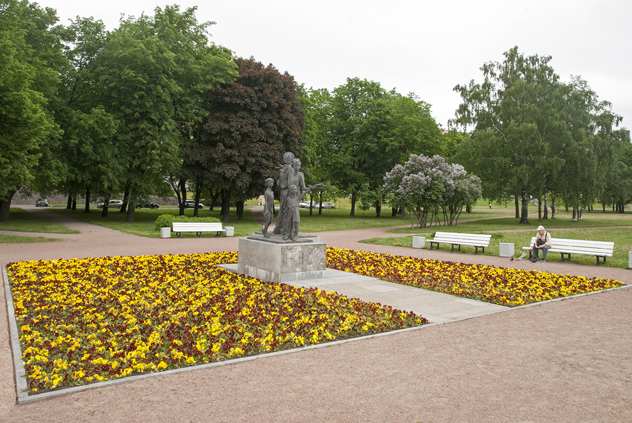 Сквер б/н на пр. Непокоренных, д. 74